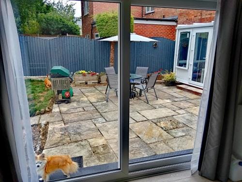 2-bedrooms, Private entrance, Sleep 4, Parking, Wifi, AirCon, Heating, Netflix Hotel in Derby