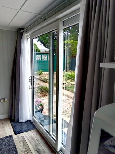 2-bedrooms, Private entrance, Sleep 4, Parking, Wifi, AirCon, Heating, Netflix Hotel in Derby