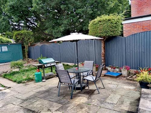 2-bedrooms, Private entrance, Sleep 4, Parking, Wifi, AirCon, Heating, Netflix Hotel in Derby