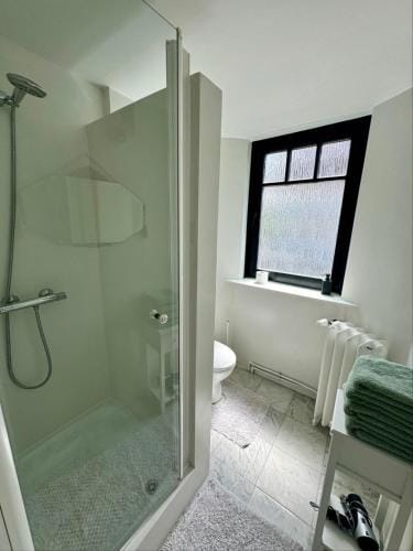 Ruime slaapkamers met badkamers in Belle Epoquevilla- concessiewijk De Haan Hotel in De Haan