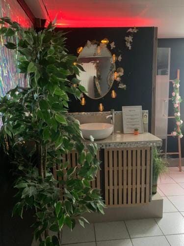 suite romantique jacuzzi Hotel in Gagny