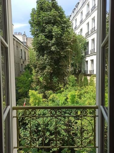 Chambres d'hotes calmes sur jardin Paris Batignolles Hotel in Paris