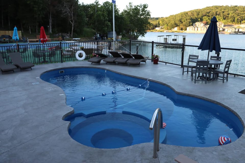 Pebble Bay Club Suites Hotel in Ozark Mountains