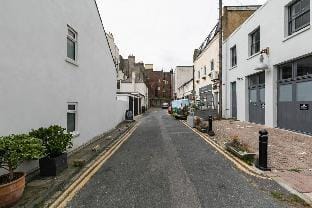 Bright   Spacious Condo Free Parking 5min to Beach Hotel in Hove