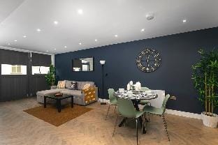 Bright   Spacious Condo Free Parking 5min to Beach Hotel in Hove