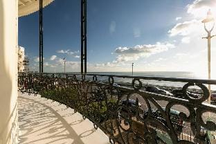 Marine Parade Sea View 2-Bedroom Apartment Hotel in Brighton