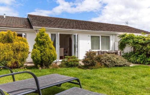 Sea Charm - Cosy Bungalow, Near Beach and Village Hotel in Saundersfoot