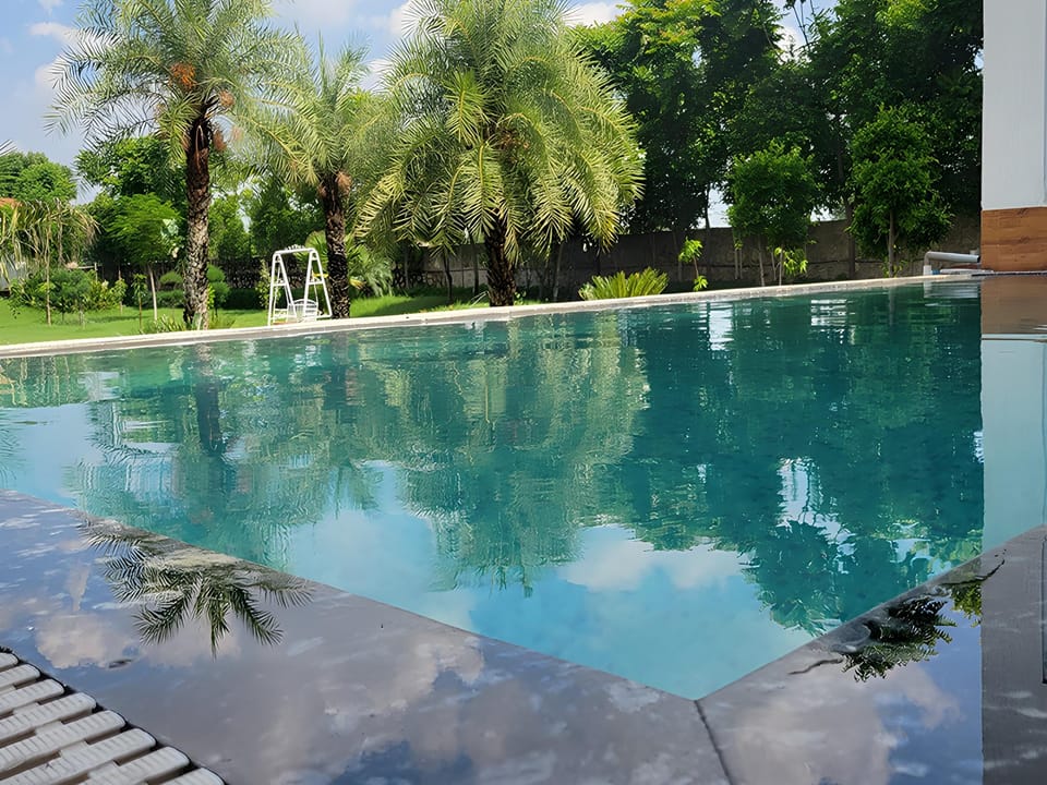 Swimming pool