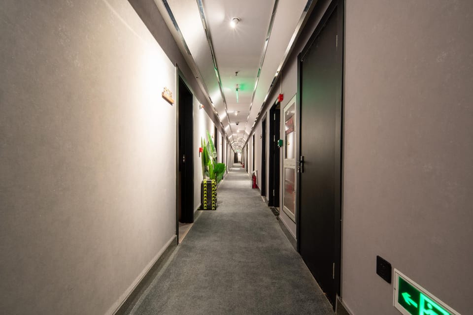 IFOREST HOSTEl - Jiaotong University Yan'an West Road Subway Station Hotel in Shanghai