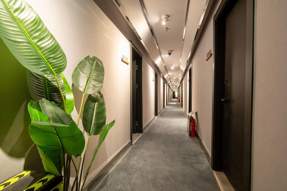 IFOREST HOSTEl - Jiaotong University Yan'an West Road Subway Station Hotel in Shanghai