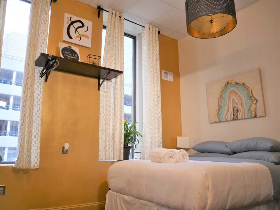 Central Downtown Queen Bed Walk to all Venues Hotel in Pittsburgh