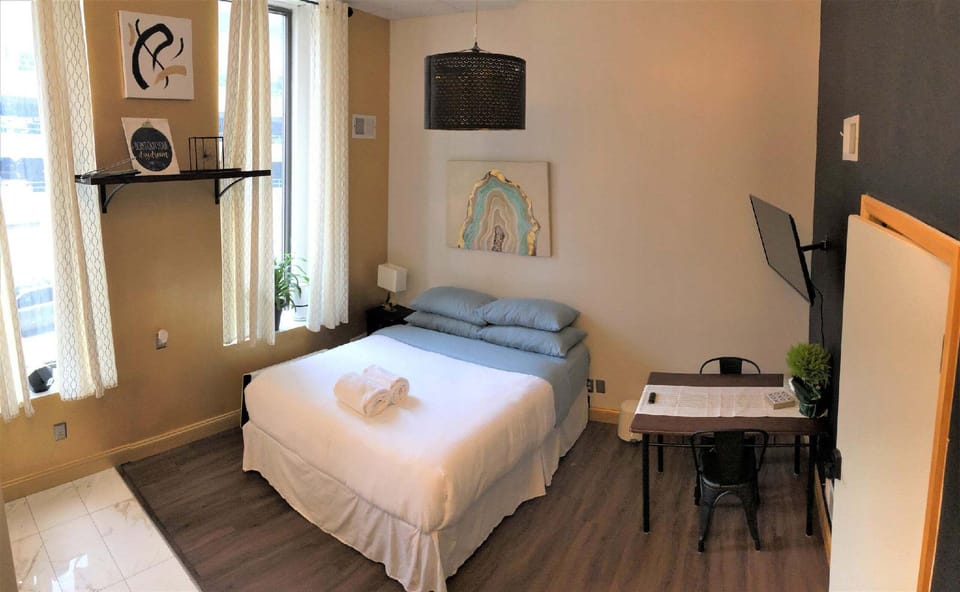 Central Downtown Queen Bed Walk to all Venues Hotel in Pittsburgh