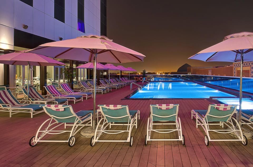 Swimming pool [outdoor]