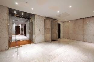 l  gant Studio Avenue Montaigne Hotel in Paris
