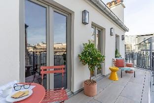Lovely Penthouse with Terrasse Hotel in Paris