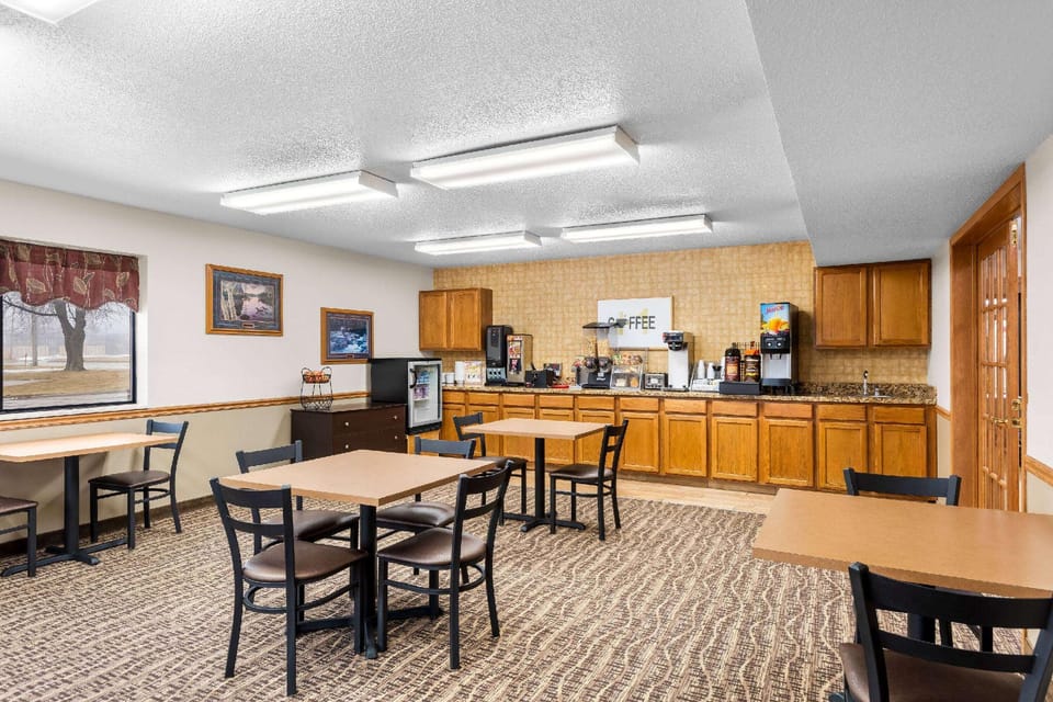 Super 8 by Wyndham Oelwein Hotel in Iowa