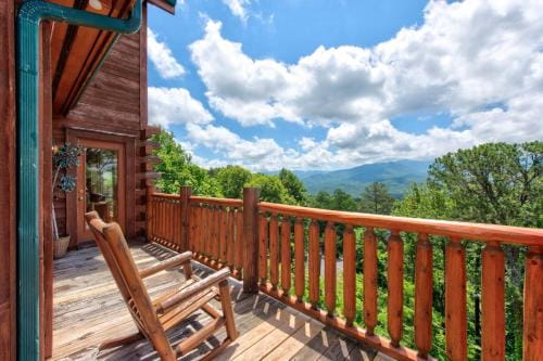 Papa Bears Cabin by Stony Brook Cabins Hotel in Gatlinburg