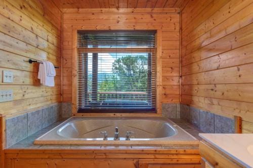 Papa Bears Cabin by Stony Brook Cabins Hotel in Gatlinburg