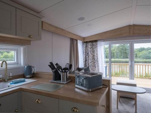 Pinewoods Lakeside Luxe no.1 - no dogs Lodge in Wells-next-the-Sea