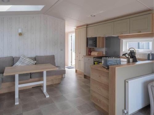 Pinewoods Lakeside Luxe no.1 - no dogs Lodge in Wells-next-the-Sea
