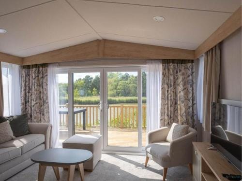 Pinewoods Lakeside Luxe no.4 - no dogs Lodge in Wells-next-the-Sea
