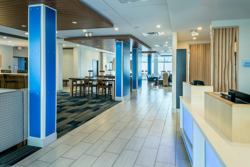 Holiday Inn Express and Suites Medford By IHG Hotel in Medford