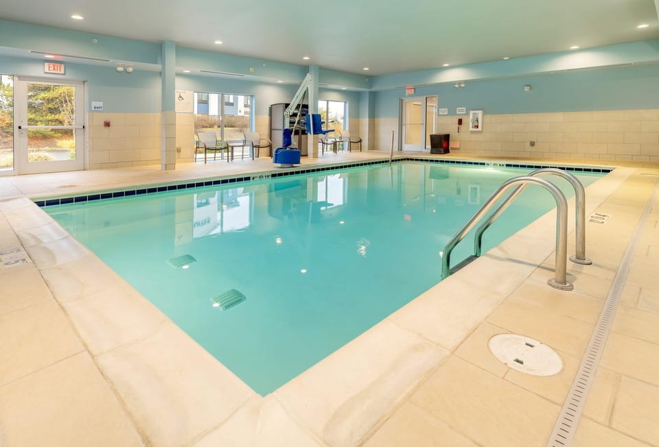 Holiday Inn Express and Suites Medford By IHG Hotel in Medford