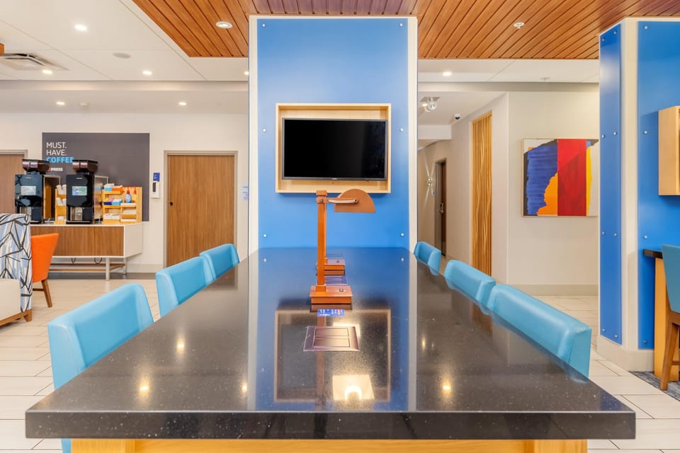 Holiday Inn Express and Suites Medford By IHG Hotel in Medford