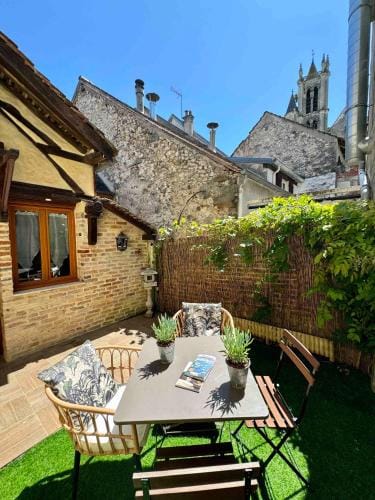Maison en plein coeur de la cite medievale de Moret-sur-Loing avec jardin ! Hotel in Île-de-France