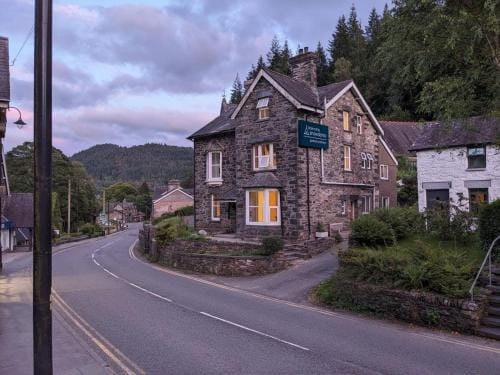 Base Camp Snowdonia, Gwersyll Cyntaf Eryri Hostel in Betws-y-Coed