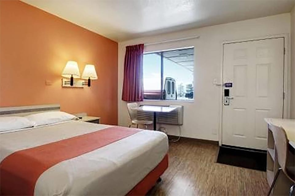 Super 8 by Wyndham Woods Cross/Salt Lake City North Hotel in North Salt Lake