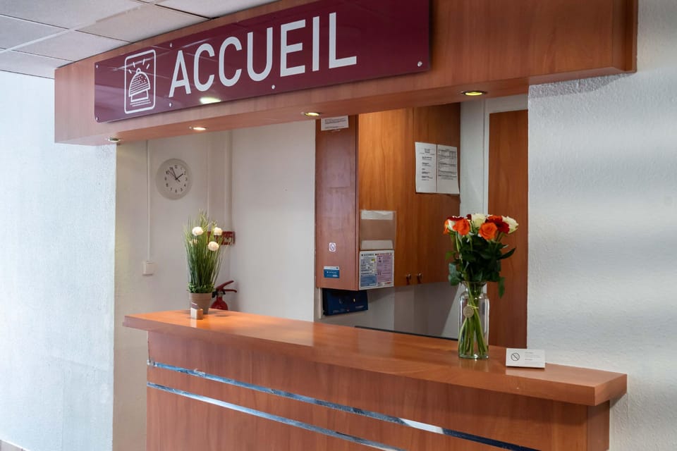 HOTEL  L'EAUBONNE Hotel in Île-de-France