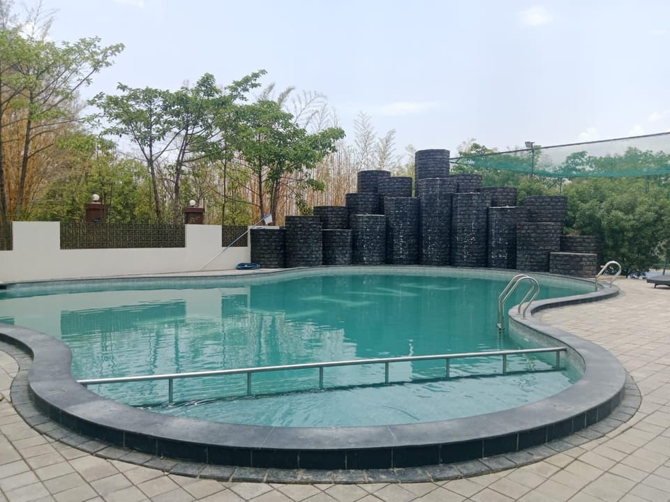 Swimming pool [outdoor]