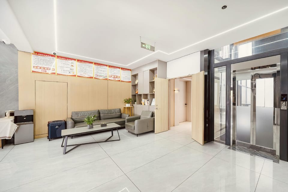 Kaihong Yiju Hotel (Shaoxing Lu Xun's Hometown Subway Station) Hotel in Hangzhou