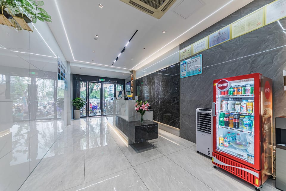 Kaihong Yiju Hotel (Shaoxing Lu Xun's Hometown Subway Station) Hotel in Hangzhou