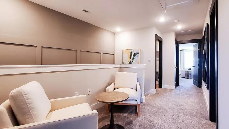 Loop, New Luxurious Large 3BR, Sleeps 9 + Parking Hotel in Texas