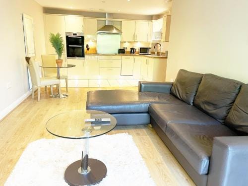 Travaal - A 2 Bedroom Apartment Farnborough Hotel in Farnborough
