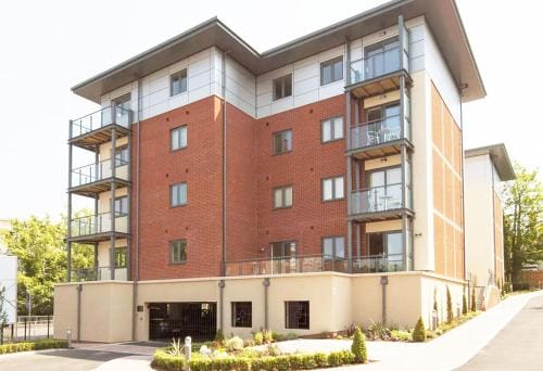 Travaal - A 2 Bedroom Apartment Farnborough Hotel in Farnborough