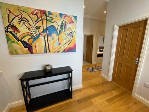 Travaal - 2 Bed Serviced Apartment Farnborough Hotel in Farnborough
