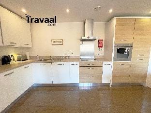 Travaal - 2 Bed Serviced Apartment Farnborough Hotel in Farnborough