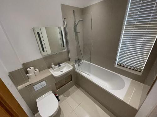 Travaal - 2 Bed Serviced Apartment Farnborough Hotel in Farnborough