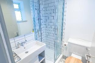 Stylish  Immaculate New Apartment near Salford Quays By Pillo Rooms Hotel in Salford