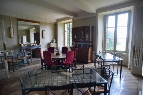 Chateau de Joudes Suite de la Baronne Hotel in Jura