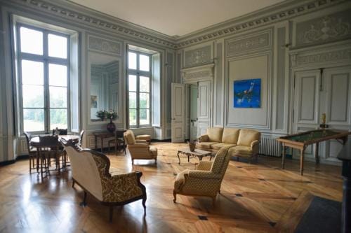 Chateau de Joudes Suite de la Baronne Hotel in Jura
