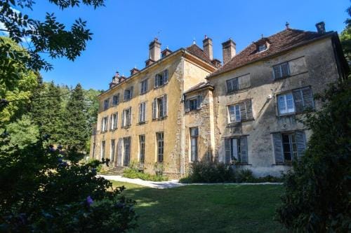 Chateau de Joudes Suite de la Baronne Hotel in Jura
