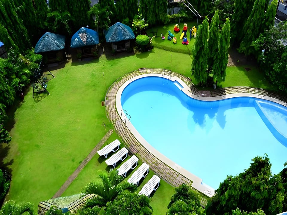 Swimming pool [outdoor]