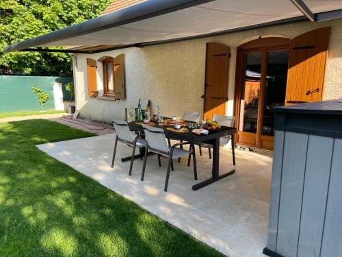 Chambre climatisee, entre Paris Disneyland, au coeur des Jeux Olympiques canoe-kayak, Hotel in Chelles