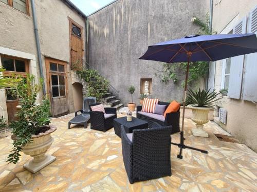 Chambre "Diane" avec salle d'eau privative et petit-dejeuner a Chateauroux - FR-1-591-602 Hotel in Centre-Val de Loire