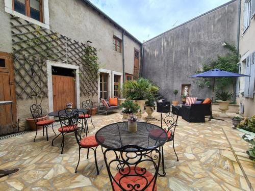 Chambre cosy avec lit double et salle d'eau privative - Petit-dejeuner inclus - FR-1-591-603 Hotel in Centre-Val de Loire