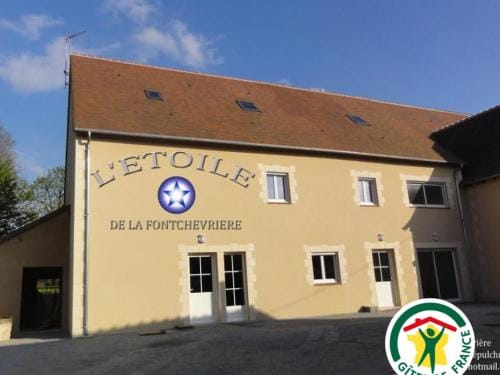 Chambre "Etoile Brune" avec Salle d'eau Privative et Petit-Dejeuner Inclus, Neuvy-Saint-Sepulchre -  Hotel in Centre-Val de Loire